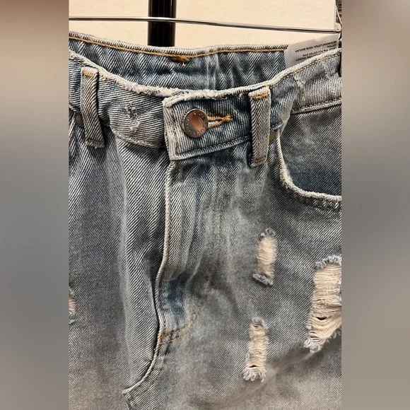 H&M Denim mini skirt. Medium wash. Size 6 - Picture 5 of 10